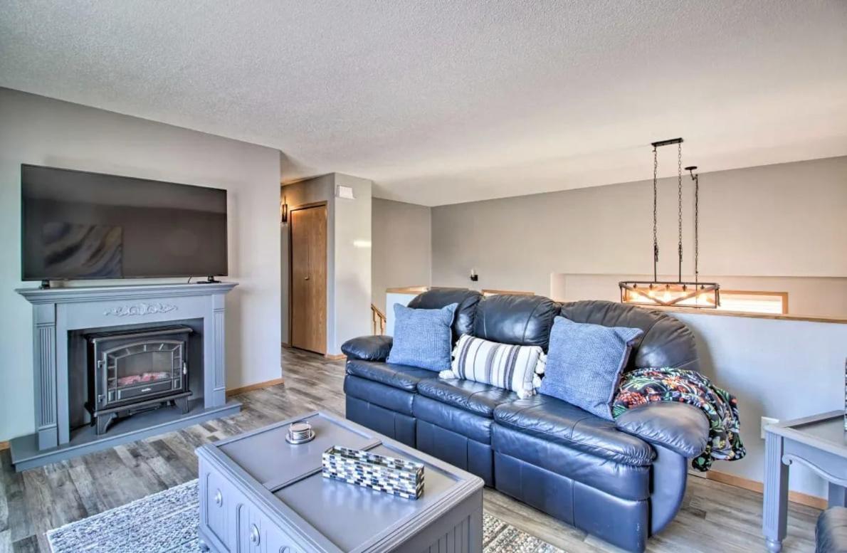 Villa Welcoming West Fargo Retreat W Backyard Esterno foto