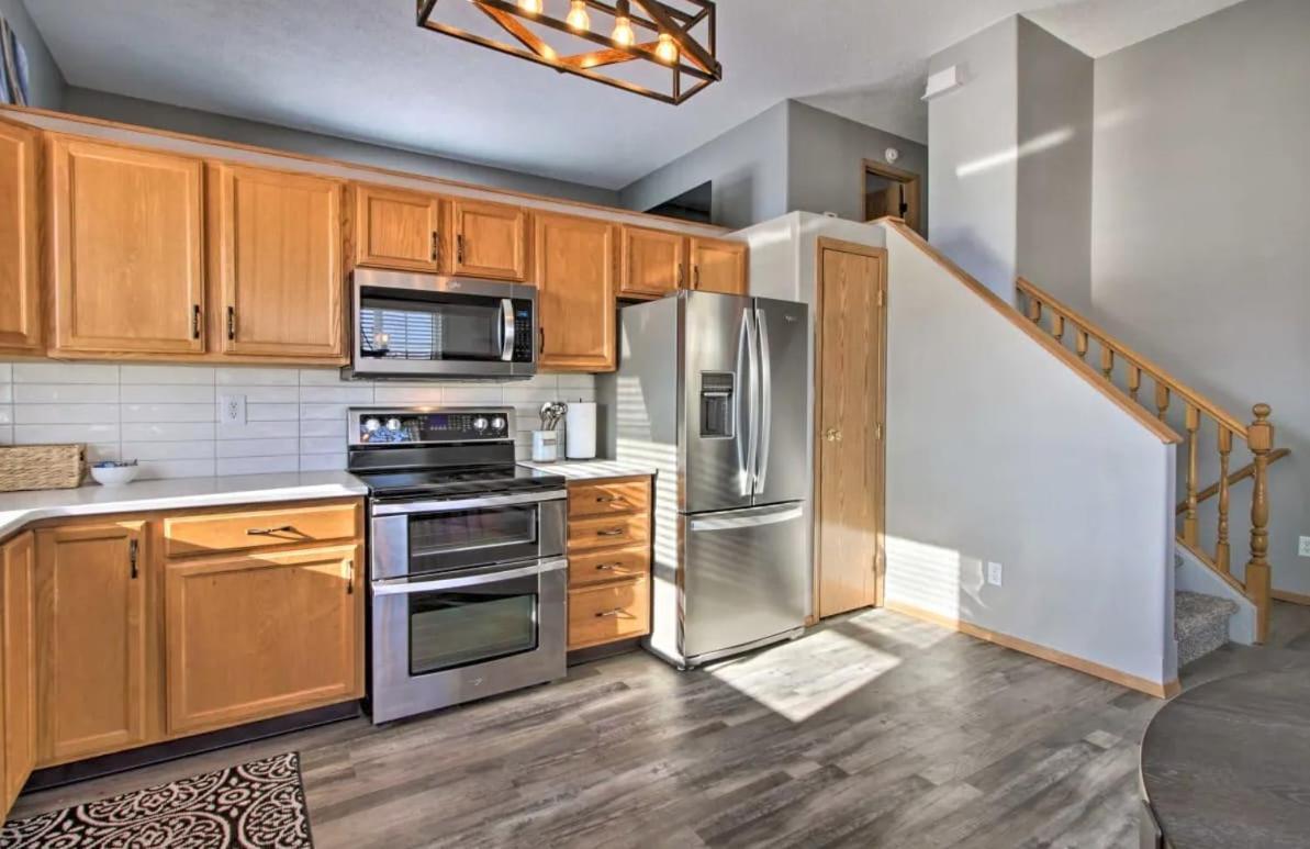 Villa Welcoming West Fargo Retreat W Backyard Esterno foto