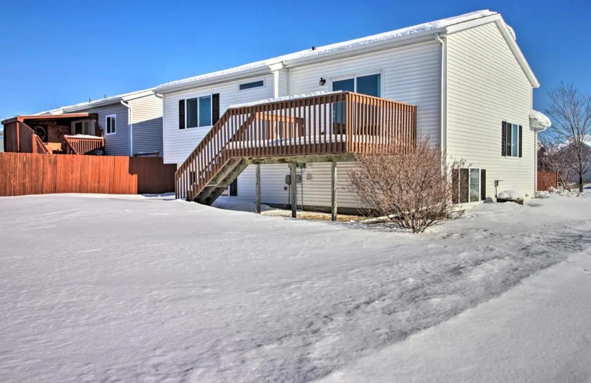 Villa Welcoming West Fargo Retreat W Backyard Esterno foto