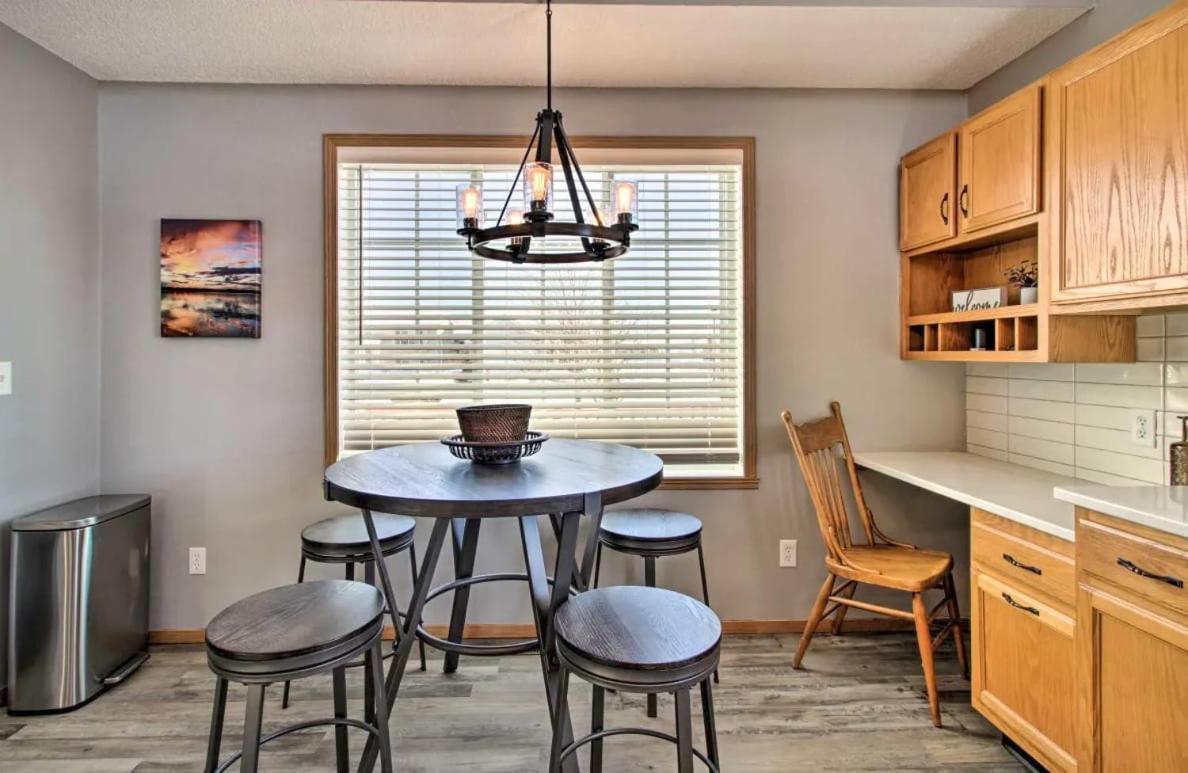 Villa Welcoming West Fargo Retreat W Backyard Esterno foto