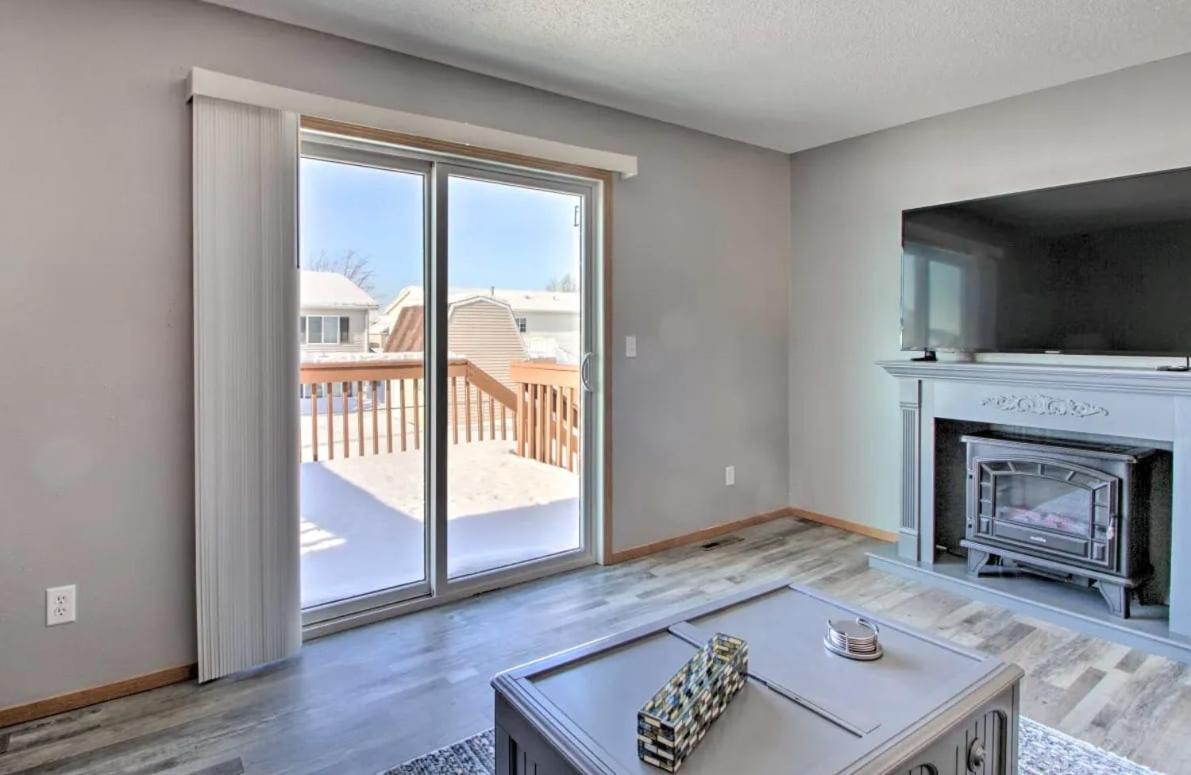 Villa Welcoming West Fargo Retreat W Backyard Esterno foto