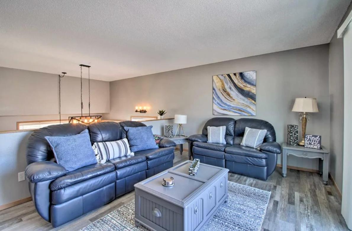 Villa Welcoming West Fargo Retreat W Backyard Esterno foto