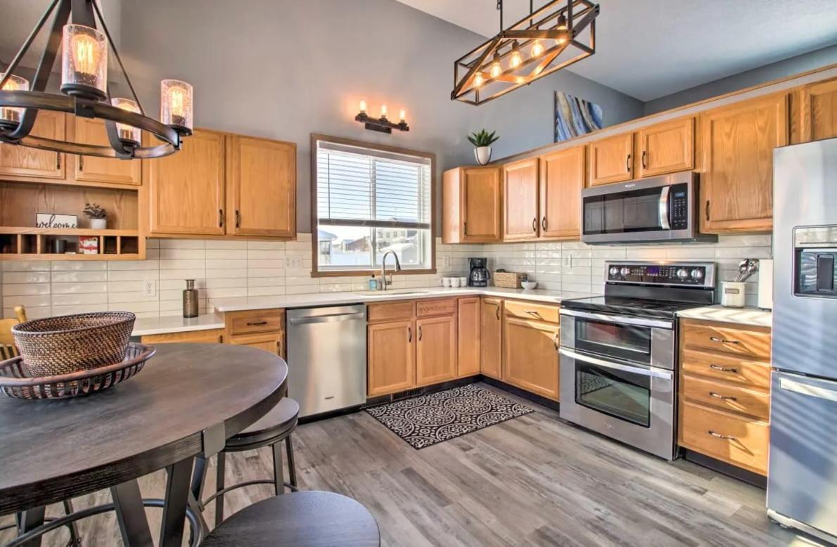Villa Welcoming West Fargo Retreat W Backyard Esterno foto